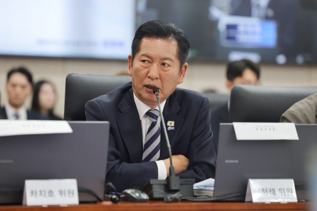더불어민주당 정청래 의원이 지난 7일 서울 종로구 남북회담본부에서 열린 외교통일위원회 국정감사에서 정동영 통일부 장관에게 질의하고 있다. 연합뉴스