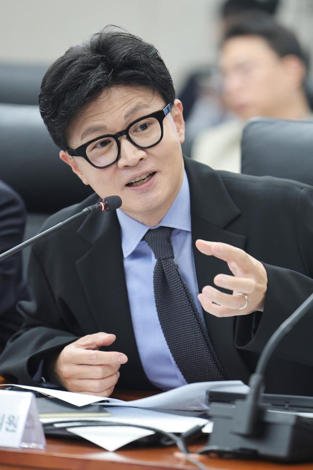 무소속 한동훈 의원이 7일 서울 종로구 남북회담본부에서 열린 외교통일위원회 국정감사에서 정동영 통일부 장관에게 질의하고 있다. 연합뉴스