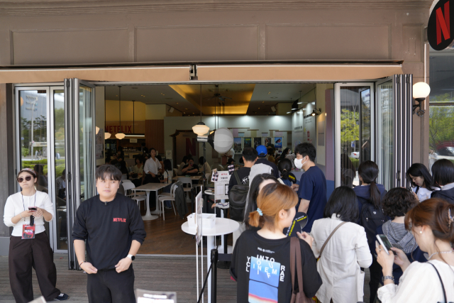 10일 오후 부산 해운대구 영화의전당 일대에서 넷플릭스 10주년을 기념하는 풍악대 공연과 특별공간이 마련됐다. 사진은 ‘넷플릭스 사랑방’에 들어가기 위해 대기하는 시민들. 최범준 인턴기자