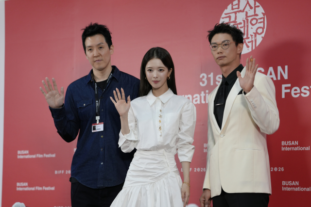 9일 부산 해운대구 영화의전당에서 열린 영화 '면도' 기자회견에서 김정훈 감독(왼쪽부터), 배우 노정의, 카사마츠 쇼가 포즈를 취하고 있다. 최범준 인턴기자
