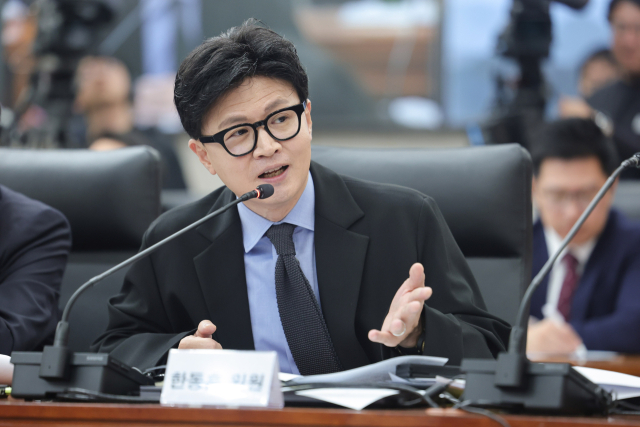 무소속 한동훈 의원이 7일 서울 종로구 남북회담본부에서 열린 외교통일위원회 국정감사에서 정동영 통일부 장관에게 질의하고 있다. 연합뉴스
