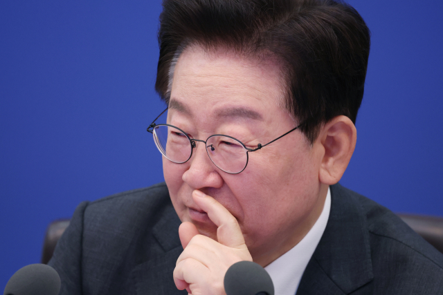 이재명 대통령이 6일 청와대에서 열린 국무회의에서 참석자 발언을 듣고 있다. 연합뉴스