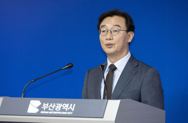 전재수 부산시장이 지난 14일 부산시청 기자회견장에서 ‘문화분야 주요 현안 관련 기자회견’을 열고 퐁피두센터 부산분관 추진 중단 등의 입장을 발표하고 있다. 이원준 기자 lwj@