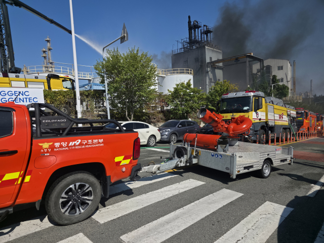 14일 오후 울산 울주군 온산읍 학남리 부승화학 화재 현장에 중앙119구조본부의 대용량 방사포 장비가 들어서고 있다. 소방당국은 바닷물을 끌어와 방사포 가동을 준비했으나, 오후 1시 34분 초진이 이뤄지면서 철수하기로 했다. 오상민 기자