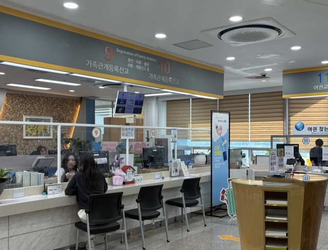 이달 경남 김해시청 한 부서 사무실에서 직원이 민원인을 응대하고 있다. 이경민 기자 min@