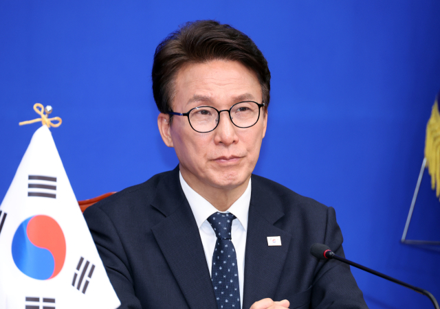 더불어민주당 김민석 대표가 15일 국회에서 미즈시마 고이치 주한일본대사를 접견하는 도중 잠시 생각에 잠겨 있다. 연합뉴스