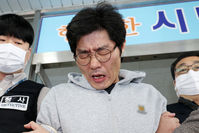 16일 오전 광주 동부경찰서에서 박용수(53)가 광주지방공소청으로 송치되고 있다. 박용수는 지난 5일 전남광주 나주시 한 주택에서 지인인 60대 부부를 결박한 뒤 흉기로 찌르거나 목을 졸라 숨지게 하고 피해자 명의 카드로 현금을 인출한 혐의를 받는다. 연합뉴스
