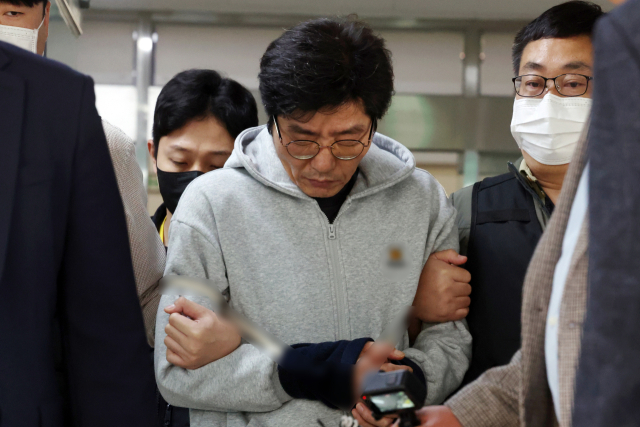 16일 오전 광주 동부경찰서에서 박용수(53)가 광주지방공소청으로 송치되고 있다. 박용수는 지난 5일 전남광주 나주시 한 주택에서 지인인 60대 부부를 결박한 뒤 흉기로 찌르거나 목을 졸라 숨지게 하고 피해자 명의 카드로 현금을 인출한 혐의를 받는다. 연합뉴스