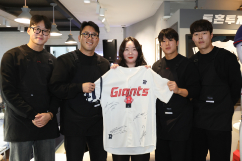 롯데 자이언츠 선수단, 발달장애인과 함께 ‘일일 바리스타’ 변신
