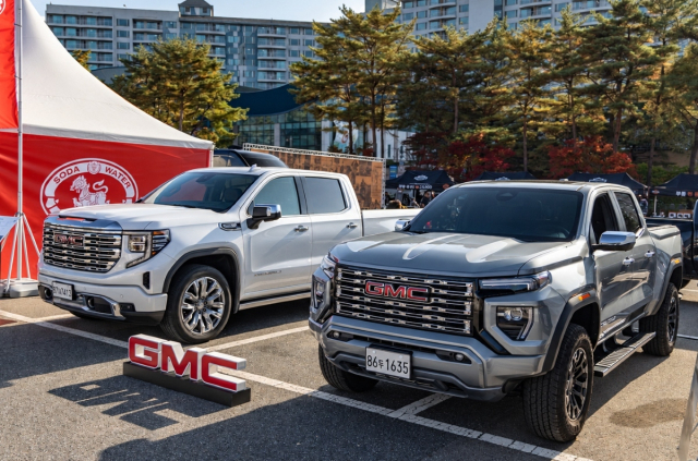 할리데이비슨 라이더들의 모터사이클 축제인 ‘제28회 코리아 내셔널 호그 랠리’에 전시된 GMC ‘시에라’(왼쪽)와 ‘캐니언’.GMC 제공