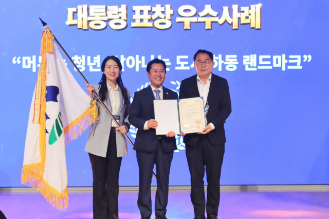박정현 지방시대위원장이 21일 충북 옥천군 관성회관에서 열린 ‘2026년 지역균형성장사업 우수사례 시상식 및 성과전시회’에서 경남 하동군에 대통령 표창을 수여하고 기념촬영을 하고 있다. 지방시대위원회 제공