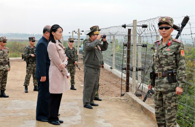 박정천 북한 국방성 고문이 지난 20일 남부국경 요새화 공사 현장의 주요 지점들을 리일환 노동당 비서와 김여정 당 부장, 인민군 총참모부 주요 지휘관들과 함께 시찰했다고 조선중앙통신이 21일 보도했다. 연합뉴스