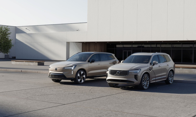 볼보차의 플래그십 SUV(스포츠유틸리티차량) ‘EX90’와 ‘XC90’. 볼보차코리아 제공