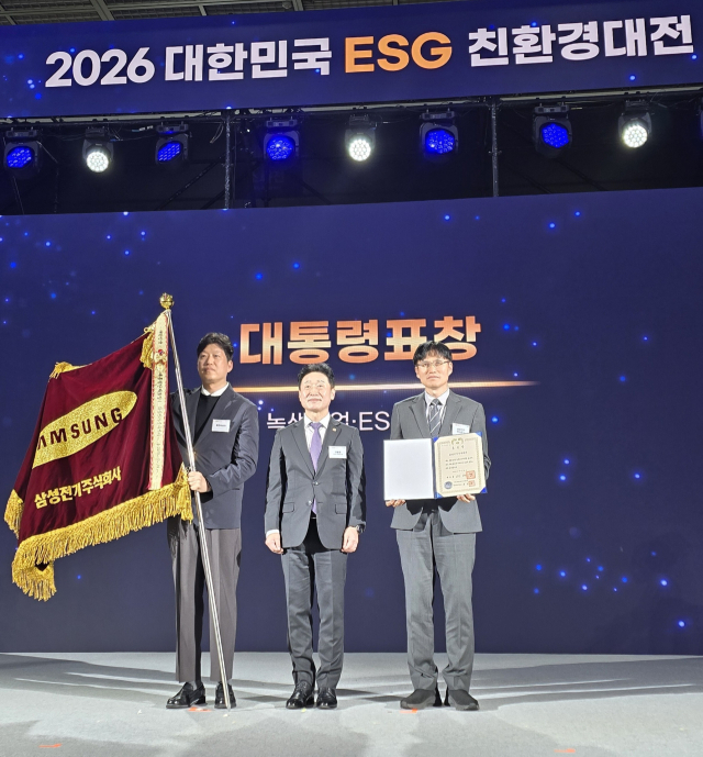 삼성전기 최종민(오른쪽) 글로벌안전센터장, 기후에너지환경부 이호현(가운데) 제2차관이 기념사진을 촬영하고 있다.삼성전기 제공
