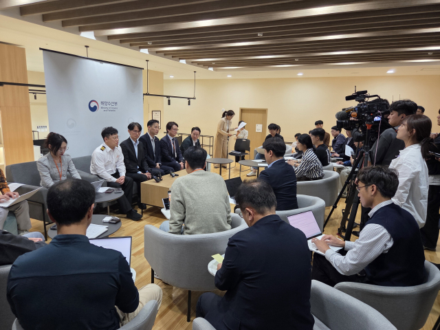22일 오후 해양수산부 청사에서 북극항로 시범운항을 무사히 끝낸 ‘팬스타 아크로(Panstar Acro)’호에 승선했던 1등 항해사, 선사 관계자, 연구원 등이 50일 간의 운항 소회를 밝히고 있다. 해양수산부 제공