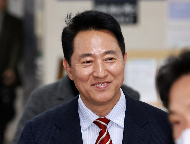 오세훈 서울시장이 서울시장직 유지 여부가 달린 '명태균 여론조사 대납 의혹' 항소심 선고일인 23일 서울 서초구 서울고법에 도착해 법정으로 향하고 있다. 연합뉴스
