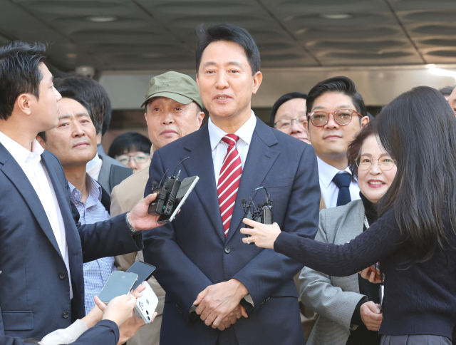 오세훈 서울시장이 23일 서울 서초구 서울고법에서 열린 '명태균 여론조사 대납 의혹 사건' 항소심 선고 공판 뒤 무죄 판결과 관련해 입장을 밝히고 있다. 연합뉴스