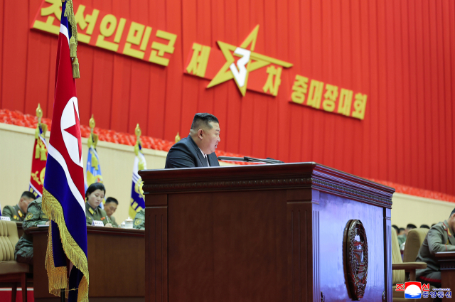 김정은 북한 국무위원장이 지난 22일과 23일 평양에서 조선인민군 제3차 중대장 대회를 주재하고 '새 시대 강군건설과 중대장들의 임무'에 대해서 연설했다고 조선중앙통신이 24일 보도했다. 연합뉴스