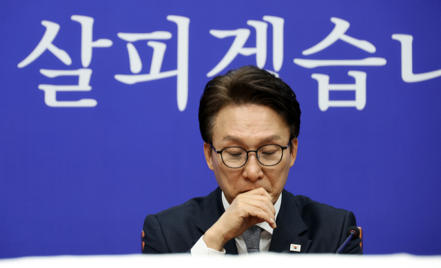 더불어민주당 김민석 대표가 지난 23일 국회에서 열린 최고위원회의에서 잠시 생각에 잠겨 있다. 연합뉴스