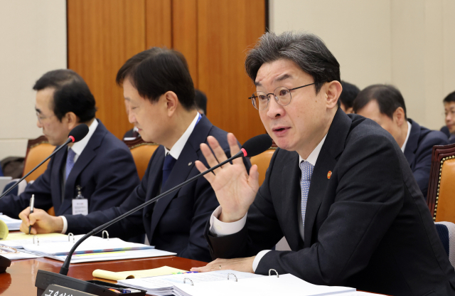 이억원 금융위원장이 22일 국회에서 열린 정무위원회 국정감사에서 위원 질문에 답하고 있다. 연합뉴스