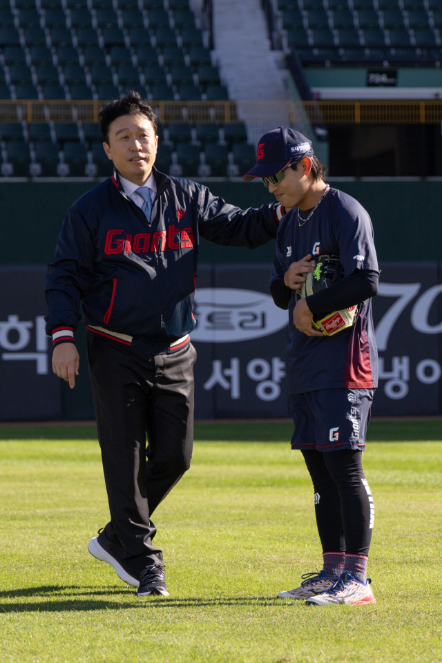 이동욱 롯데 신임 감독이 28일 훈련에서 외야수 황성빈을 격려하고 있다. 롯데 자이언츠 제공