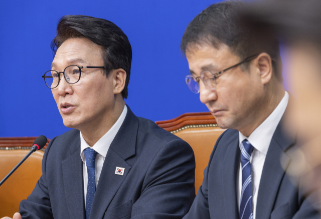 더불어민주당 김민석 대표가 28일 국회에서 열린 최고위원회의에서 민주당이 의원총회를 통해 결정한 조희대 대법원장 국정조사와 관련해 발언하고 있다. 연합뉴스
