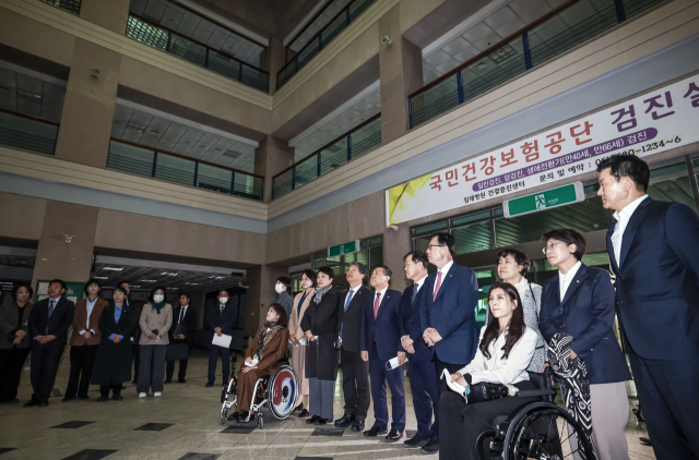 국회 보건복지위원회 의원들이 29일 부산 금정구 침례병원을 찾아 현장 실사를 진행했다. 이원준 기자 lwj@