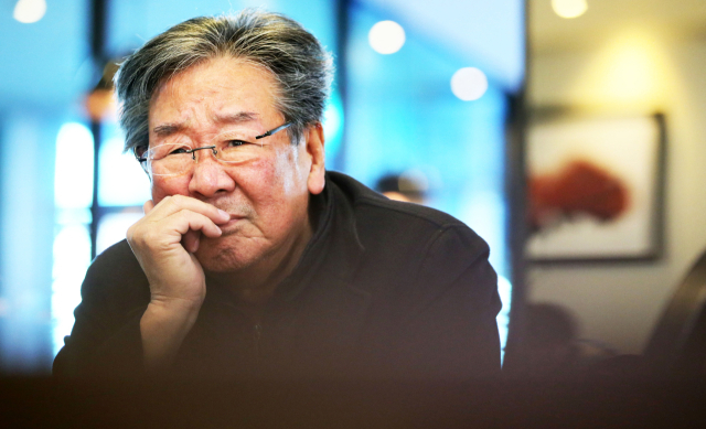 한국의 아버지상을 대표해 '국민 아버지'로 불린 배우 최불암(본명 최영한)이 별세했다. 향년 87세. 30일 방송계에 따르면 최불암은 서울 강서구의 한 병원에서 입원 치료 중 29일 밤 10시께 세상을 떠났다. 사진은 2013년 1월 3일 연합뉴스와의 인터뷰에서 포즈를 취하는 모습. 연합뉴스