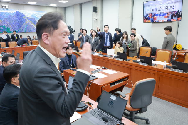 29일 국회 운영위원회에서 열린 대통령비서실, 국가안보실, 대통령경호처에 대한 국정감사가 국민의힘 김태규 의원의 신상 발언과 더불어민주당 소속 운영위원들의 항의로 중지된 가운데 김 의원이 민주당 의원들과 설전을 벌이고 있다. 연합뉴스