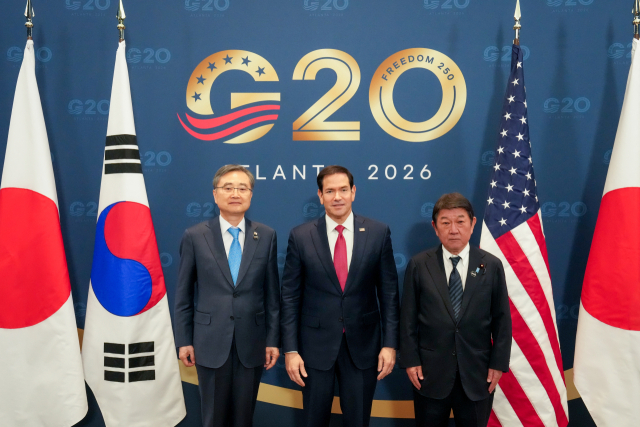 조현 외교부 장관(왼쪽)이 30일(현지시간) 미국 애틀랜타에서 열린 한미일 외교장관회의에서 마코 루비오 미 국무장관(가운데), 모테기 도시미쓰 일본 외무상과 기념촬영을 하고 있다. 연합뉴스
